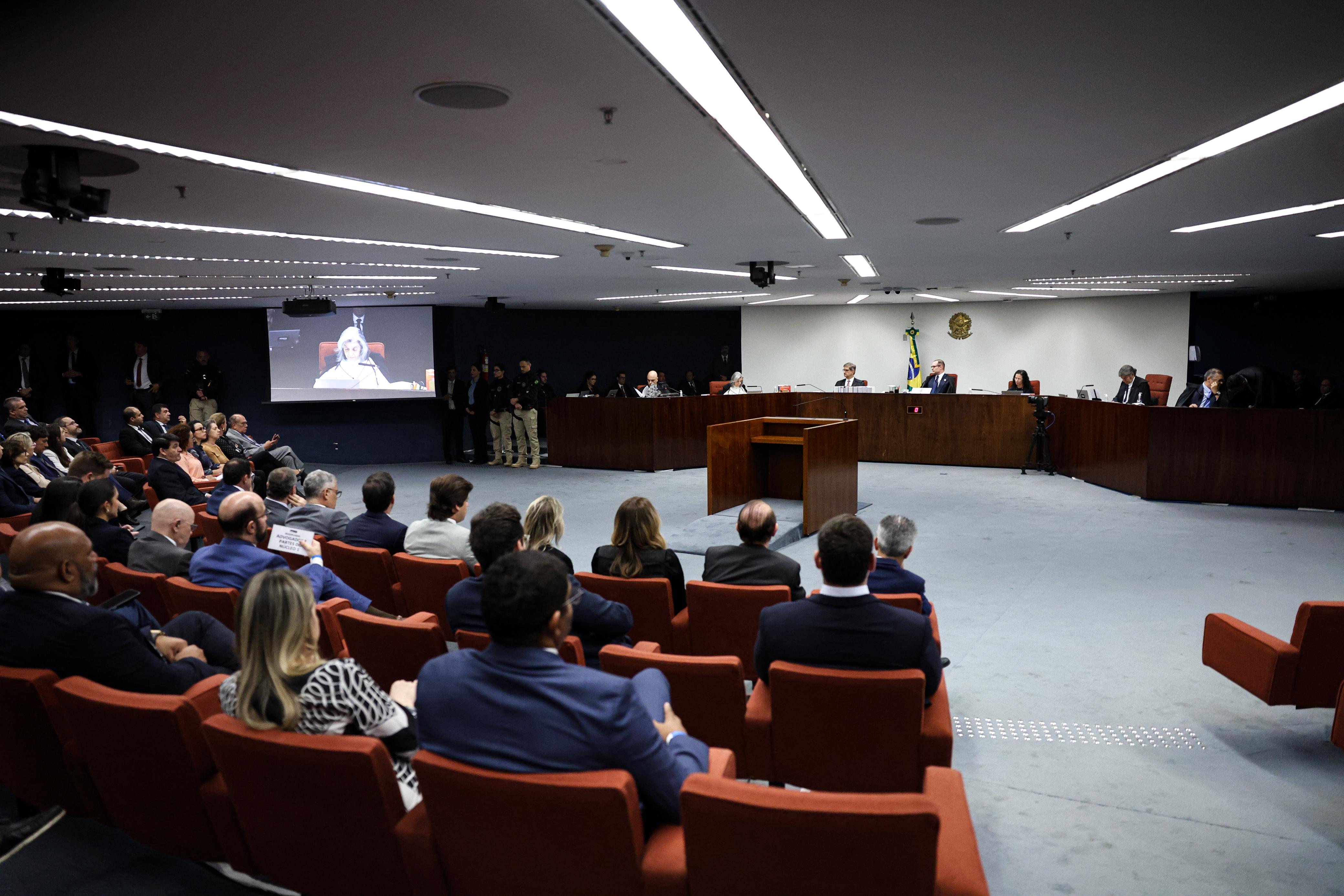 Cármen Lúcia dá terceiro voto a favor de punição inédita na história do país; Fux foi a única divergência até agora