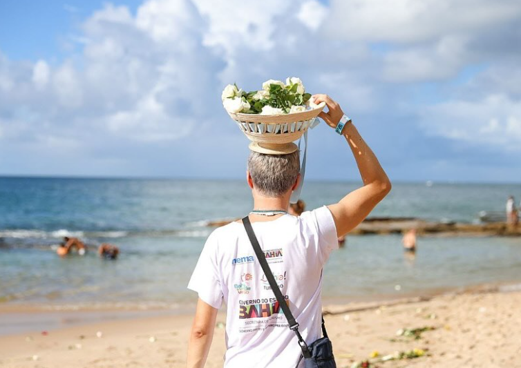 Bruno Monteiro leva oferenda a Iemanjá no 2 de Fevereiro em Salvador 