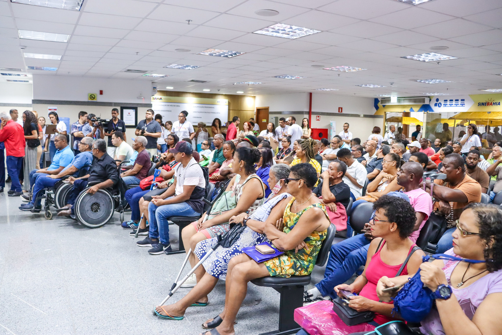 Empresas com 100 ou mais funcionários devem destinar de 2% a 5% de suas vagas para pessoas com deficiência Empresas com 100 ou mais funcionários devem destinar de 2% a 5% de suas vagas para pessoas com deficiência