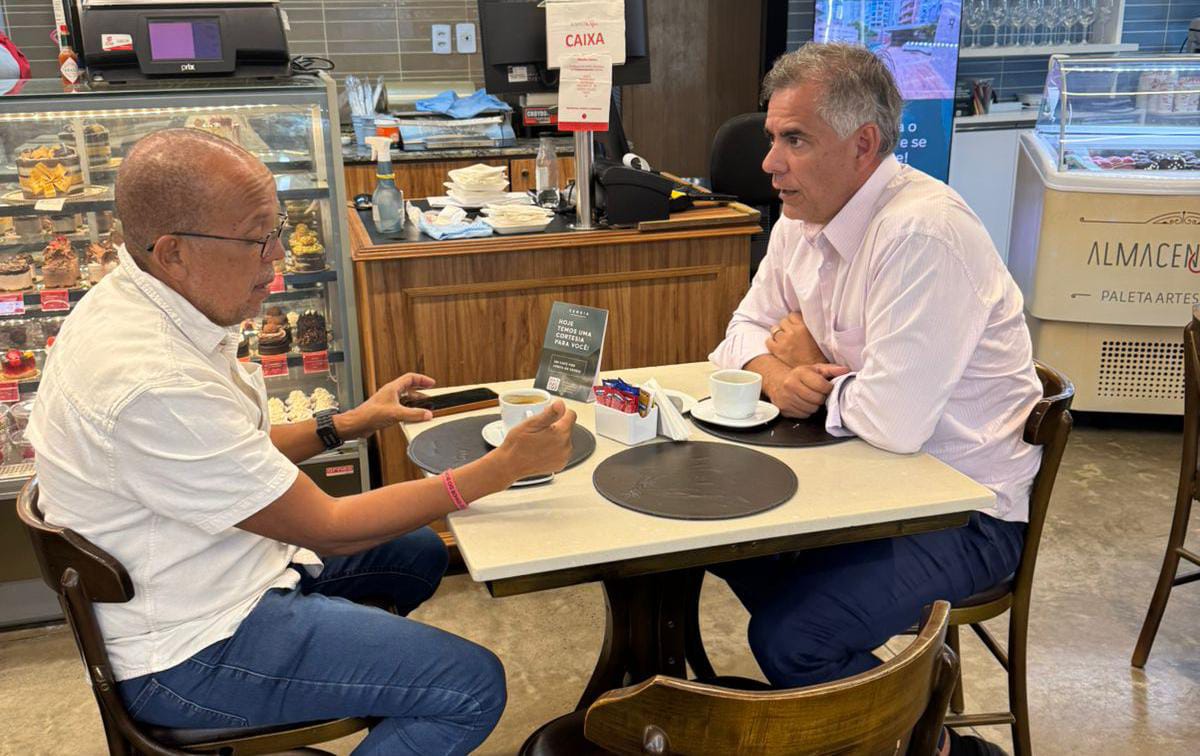 O ex-vereador Luiz Carlos Suíca em reunião com o deputado federal Leur Lomanto