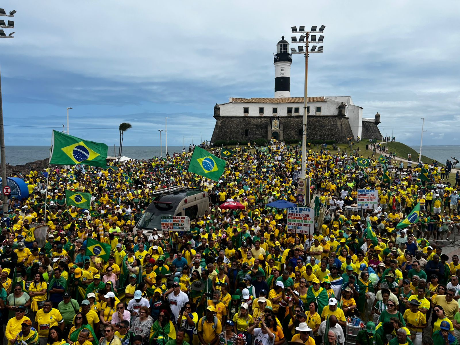 Em pleno feriado da Independência do Brasil, bolsonaristas baianos realizaram neste domingo (7) um ato no Farol da Barra