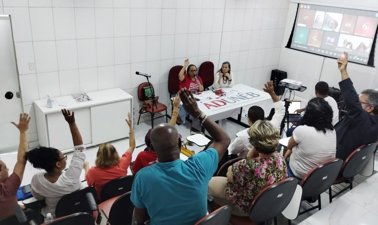 A assembleia híbrida dos professores da Uneb aprovou a paralisação das atividades acadêmicas nesta quarta-feira A assembleia híbrida dos professores da Uneb aprovou a paralisação das atividades acadêmicas nesta quarta-feira
