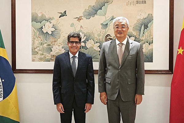O vice-presidente nacional do União Brasil, ACM Neto, e o embaixador da China no Brasil, Zhu Qingqiao