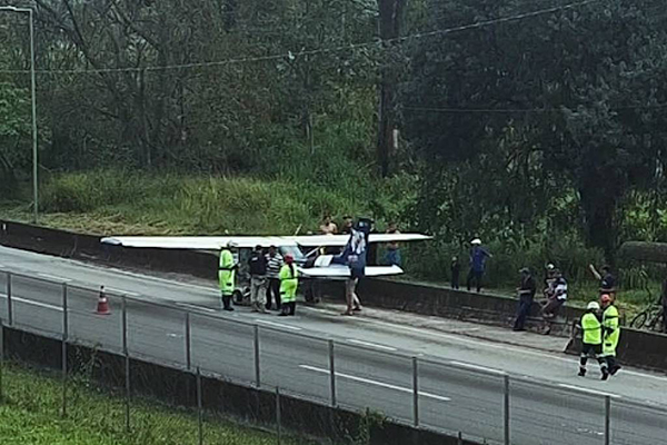 Avião monomotor faz pouso de emergência na rodovia Régis Bittencourt, em São Lourenço da Serra (SP) 