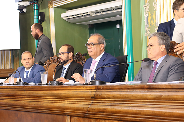 Imagem de APLB volta atrás em acordo e Câmara Municipal adia votação de reajuste dos professores