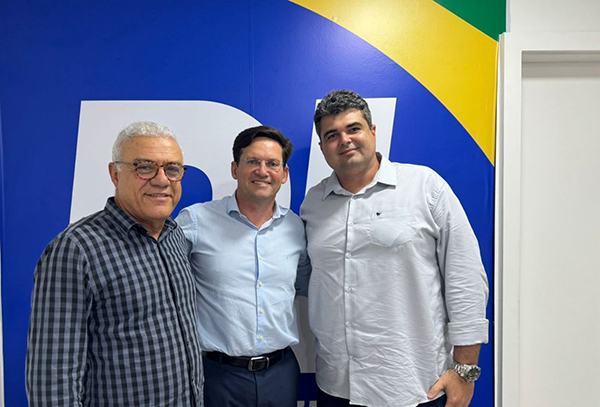 Os presidentes dos diretórios de Itabuna, Chico França, e de Coaraci, Daniel Lima, estiveram com o líder estadual João Roma, em Salvador Os presidentes dos diretórios de Itabuna, Chico França, e de Coaraci, Daniel Lima, estiveram com o líder estadual João Roma, em Salvador