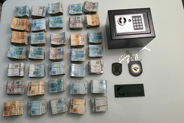 Dinheiro encontrado pela Receita Federal durante mandados de busca e apreensão na Operação Dinheiro encontrado pela Receita Federal durante mandados de busca e apreensão na Operação