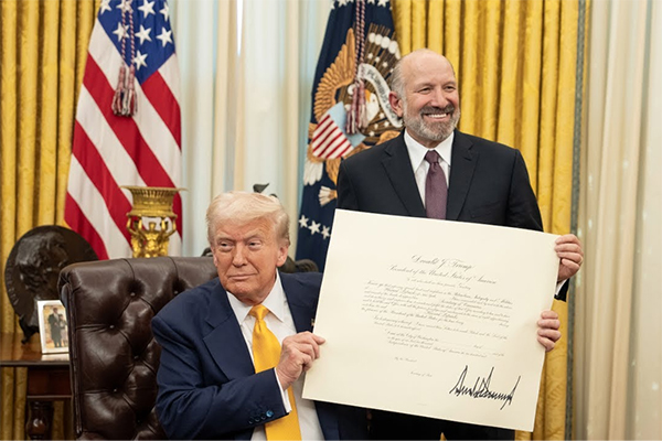 O presidente dos EUA, Donald Trump, com o secretário de Comércio, Howard Lutnick