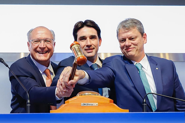 Da esq. para dir: Geraldo Alckmin, Silvio Costa e Tarcísio de Freitas batem martelo da B3 após leilão do túnel Santos-Guarujá Da esq. para dir: Geraldo Alckmin, Silvio Costa e Tarcísio de Freitas batem martelo da B3 após leilão do túnel Santos-Guarujá