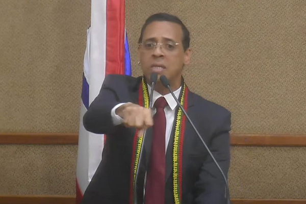 O deputado estadual Hilton Coelho (PSOL) desafiou parlamentares bolsonaristas da Bahia para um debate sobre a PEC da Blindagem