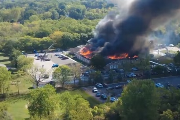 Igreja de Jesus Cristo dos Santos dos Últimos Dias de Michigan, nos Estados Unidos, em chamas