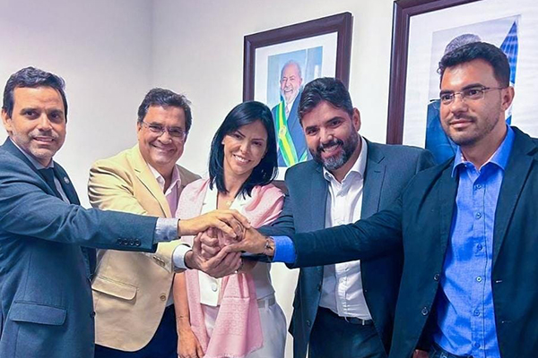 Prefeita de Morro do Chapéu, Juliana Araújo (PDT) se reuniu nesta terça-feira com o secretário estadual de Relações Institucionais, Adolpho Loyola (PT) Prefeita de Morro do Chapéu, Juliana Araújo (PDT) se reuniu nesta terça-feira com o secretário estadual de Relações Institucionais, Adolpho Loyola (PT)