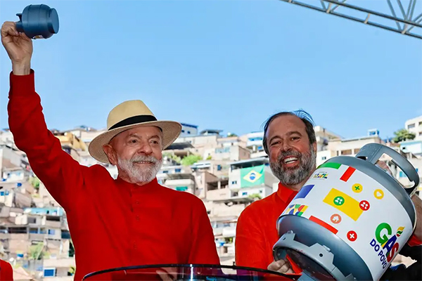 Presidente Lula e o ministro Alexandre Silveira (Minas e Energia) durante lançamento do programa Gás para Todos nesta quinta, em Belo Horizonte Presidente Lula e o ministro Alexandre Silveira (Minas e Energia) durante lançamento do programa Gás para Todos nesta quinta, em Belo Horizonte