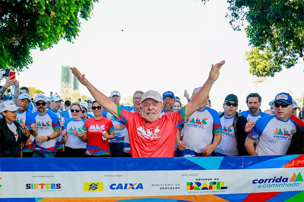 Presidente Lula (PT) participou na manhã desate domingo (28) de uma caminhada em Brasília em homenagem aos 95 anos do Ministério da Educação