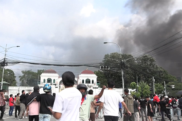 Manifestantes atearam fogo ao Parlamento do Nepal e a casas de membros do governo Manifestantes atearam fogo ao Parlamento do Nepal e a casas de membros do governo