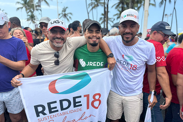 O porta-voz estadual da Rede, Marcelo Carvalho, à esquerda, com dirigentes do partido na manifestação contra a “PEC da Blindagem” O porta-voz estadual da Rede, Marcelo Carvalho, à esquerda, com dirigentes do partido na manifestação contra a “PEC da Blindagem”