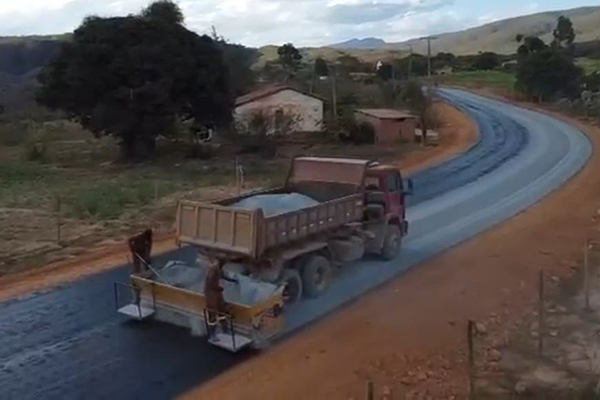 Obra de pavimentação do acesso ao distrito de Catolés, em Abaíra