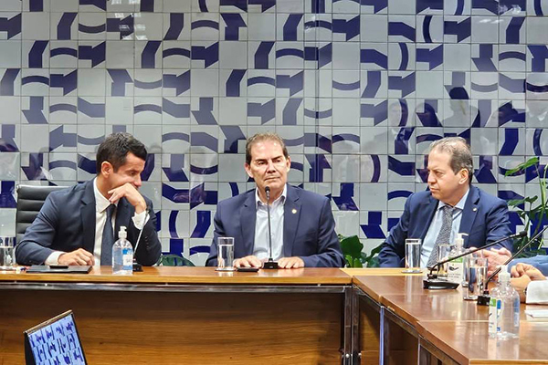 O relator do projeto de lei de redução de penas, Paulinho da Força (Solidariedade-SP), ao centro, participa de reunião com a bancada do PP e do União Brasil