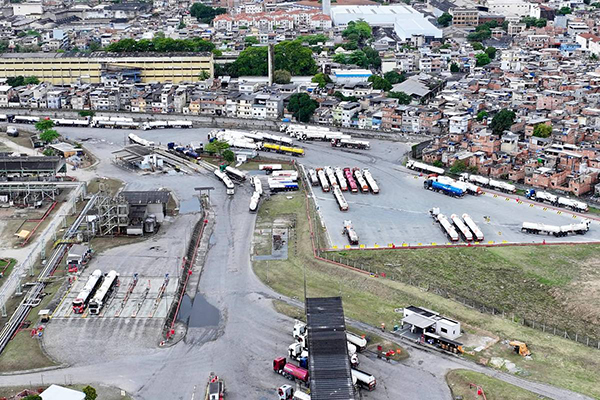 Refinaria de Manguinhos, na zona norte do Rio de Janeiro, operada pela Refit