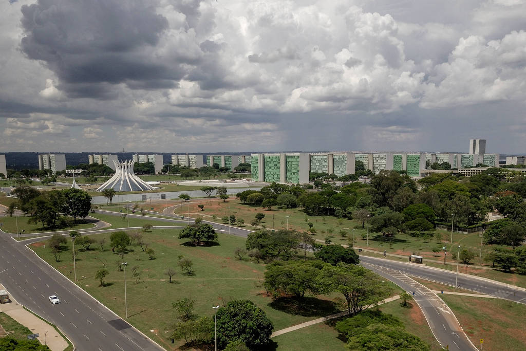 Esplanada dos Ministérios, em Brasília; servidores ganham até R$ 44 mil só com gratificações Esplanada dos Ministérios, em Brasília; servidores ganham até R$ 44 mil só com gratificações