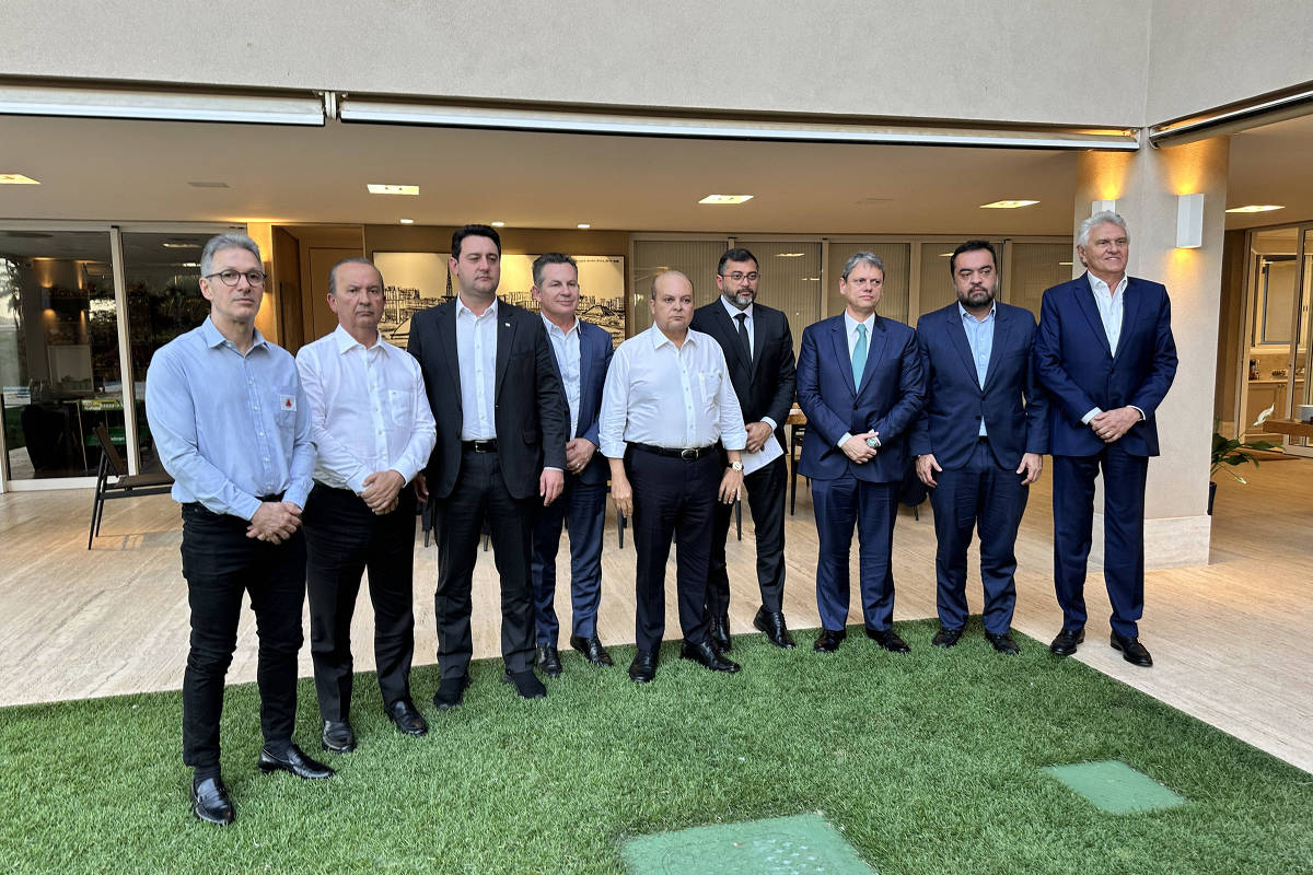 Reunião de governadores de direita em Brasília; a partir da esq., Romeu Zema (MG), Jorginho Mello (SC), Ratinho Jr (PR), Mauro Mendes (MT), Ibaneis Rocha (DF), Wilson Lima (AM), Tarcísio de Freitas (SP), Cláudio Castro (RJ) e Ronaldo Caiado (GO)