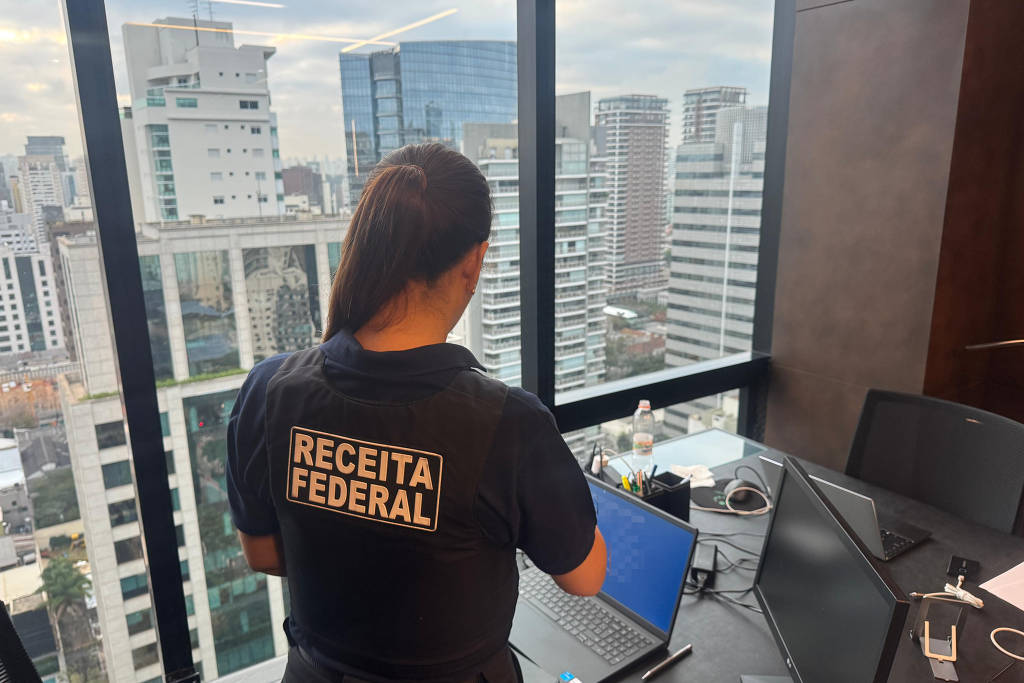 Agente da Receita Federal cumpre mandados de busca e apreensão na operação Carbono Oculto, na Faria Lima Agente da Receita Federal cumpre mandados de busca e apreensão na operação Carbono Oculto, na Faria Lima