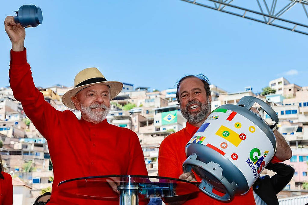 Presidente Lula e o ministro de Minas e Energia, Alexandre Silveira, durante cerimônia de lançamento do programa Gás do Povo, em Belo Horizonte (MG)