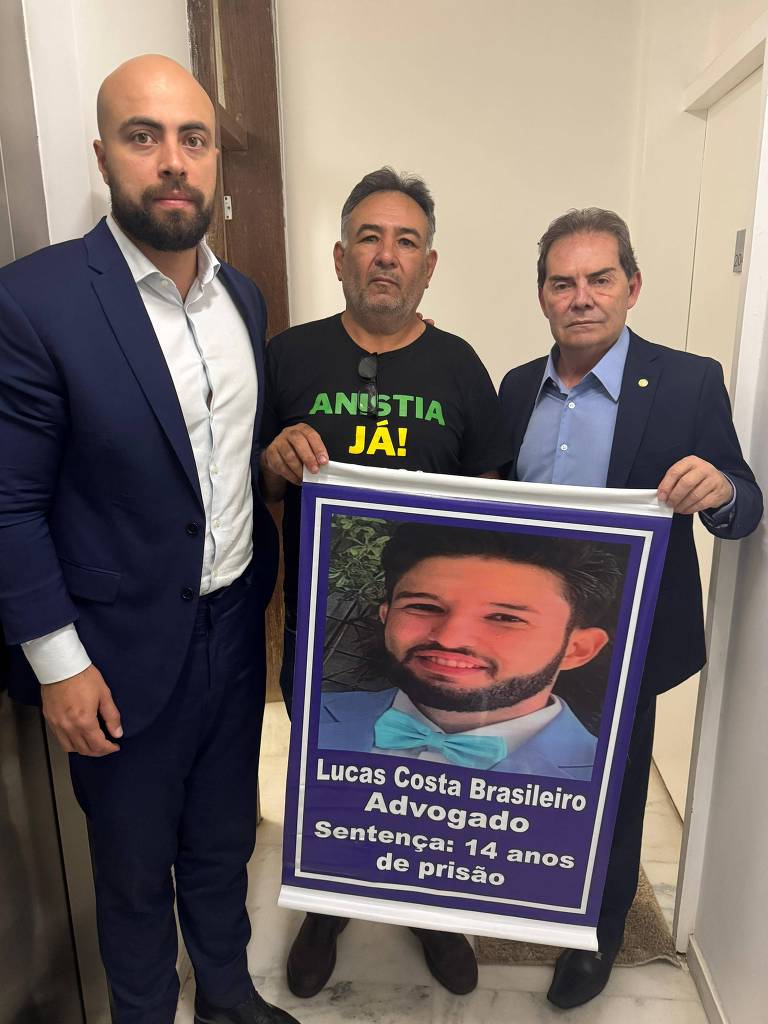Encontro do deputado Paulinho da Força (dir.) e Felipe Espírito Santo (esq.), vice-presidente do Solidariedade, com Evandro Brasileiro (centro), pai de Lucas Costa Brasileiro, um dos presos no 8 de Janeiro