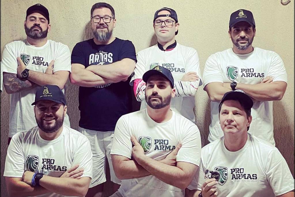 André Porciuncula (o primeiro em pé à direita na foto) com Eduardo Bolsonaro (agachado, ao centro) e outros aliados em foto postada em março de 2022