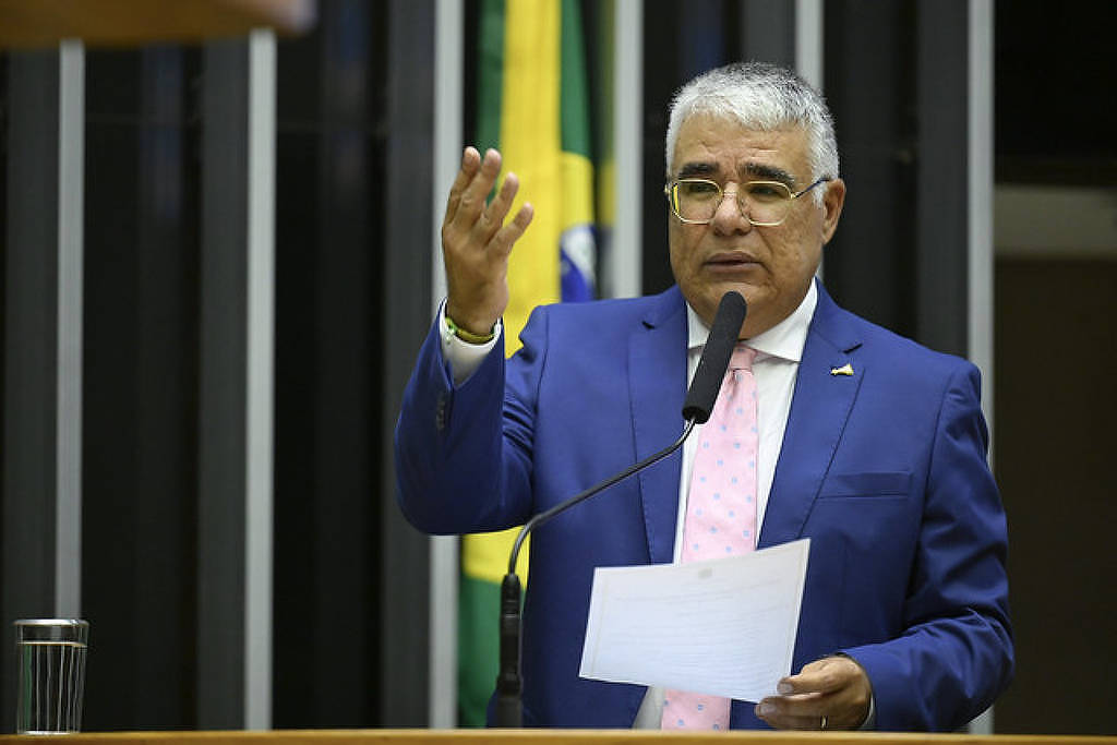 Senador Eduardo Girão (Novo-CE), durante discurso no plenário do Senado, nesta quarta-feira (15)