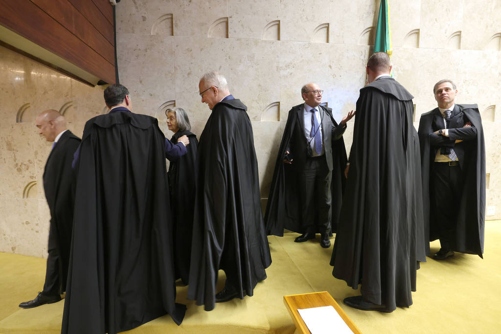 Ministros do Supremo Tribunal Federal no plenário da corte em Brasília no dia do anúncio da aposentadoria antecipada de Luís Roberto Barroso Ministros do Supremo Tribunal Federal no plenário da corte em Brasília no dia do anúncio da aposentadoria antecipada de Luís Roberto Barroso