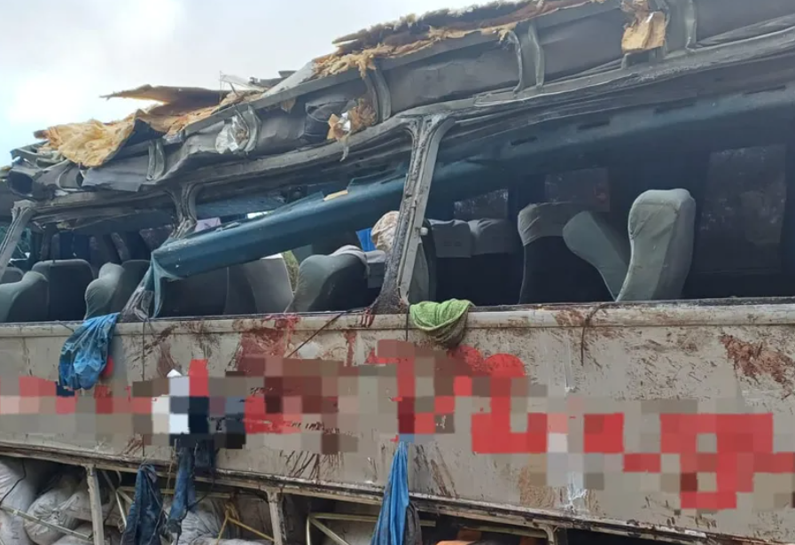 Veiculo levava 40 passageiros; 17 estão internados em Garanhuns Veiculo levava 40 passageiros; 17 estão internados em Garanhuns