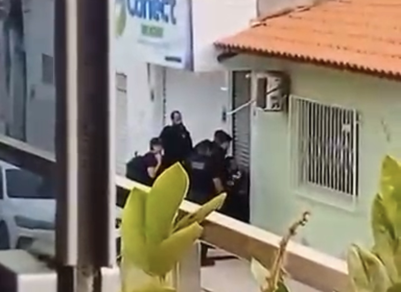 A ação investiga possíveis fraudes em processos licitatórios realizados pela atual gestão municipal