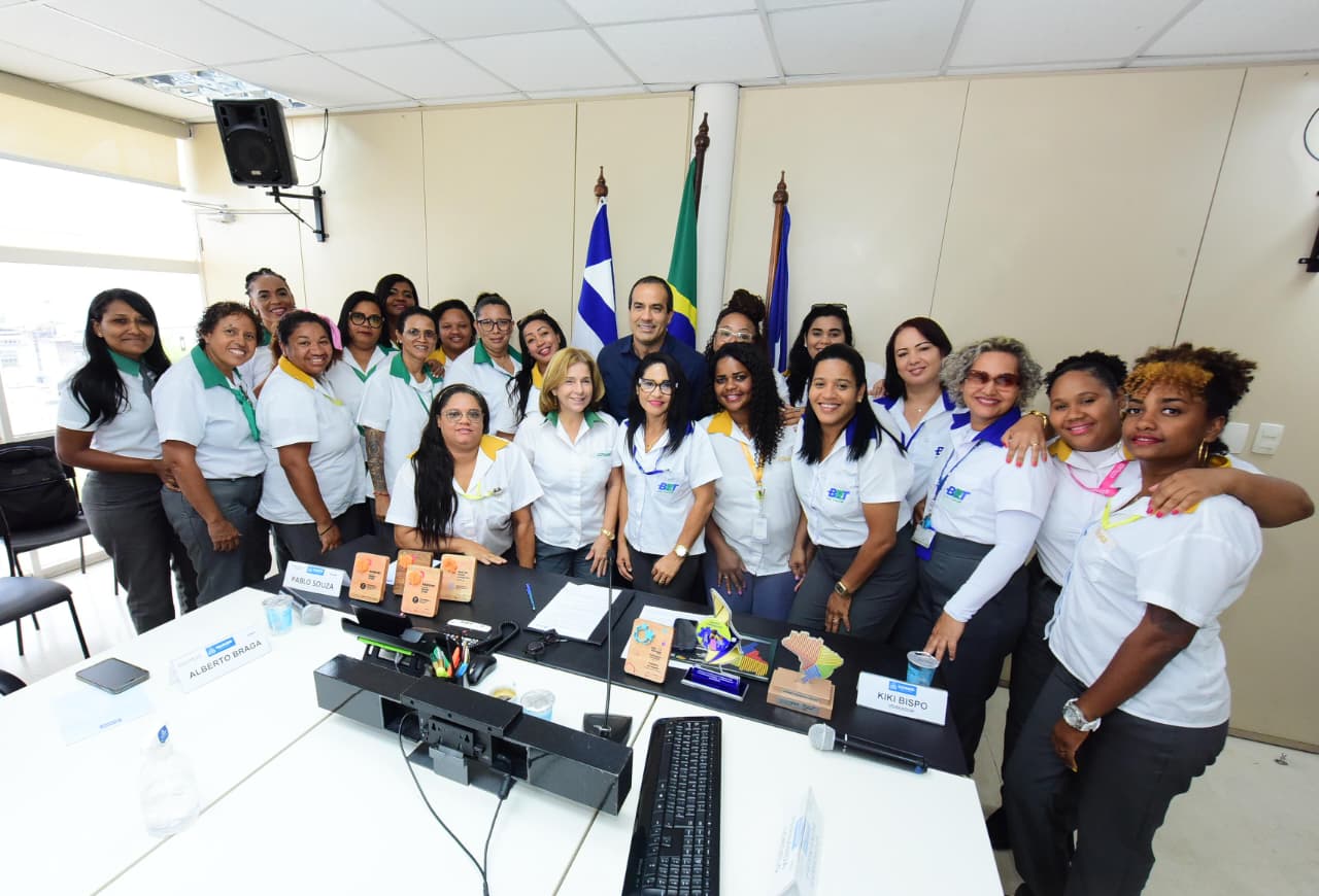 O chefe do Executivo municipal recebeu no Palácio Thomé de Souza equipes das secretarias de Mobilidade (Semob) e de Inovação e Tecnologia (Semit)