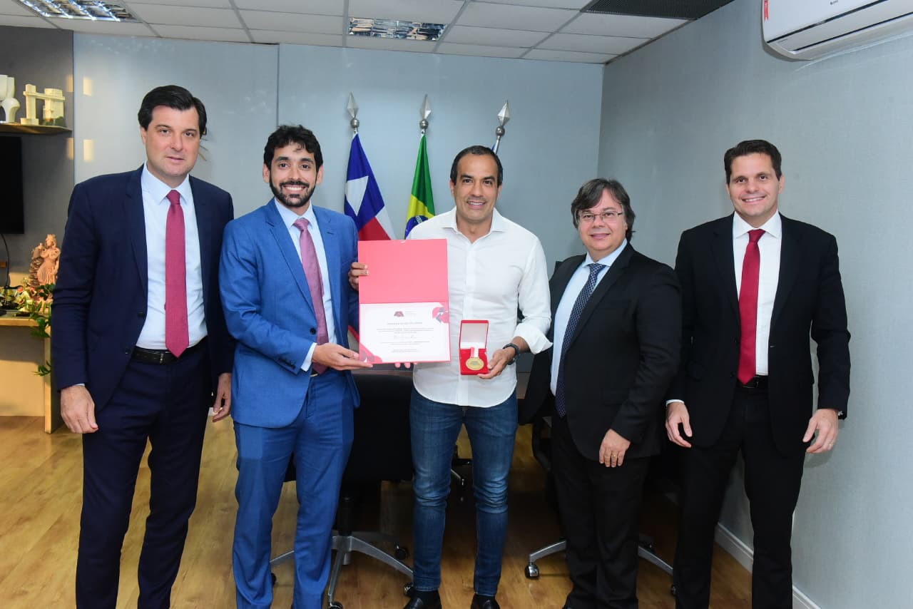 O prefeito de Salvador, Bruno Reis, recebeu nesta quinta-feira (9) a medalha Amigo da Associação do Ministério Público do Estado da Bahia
