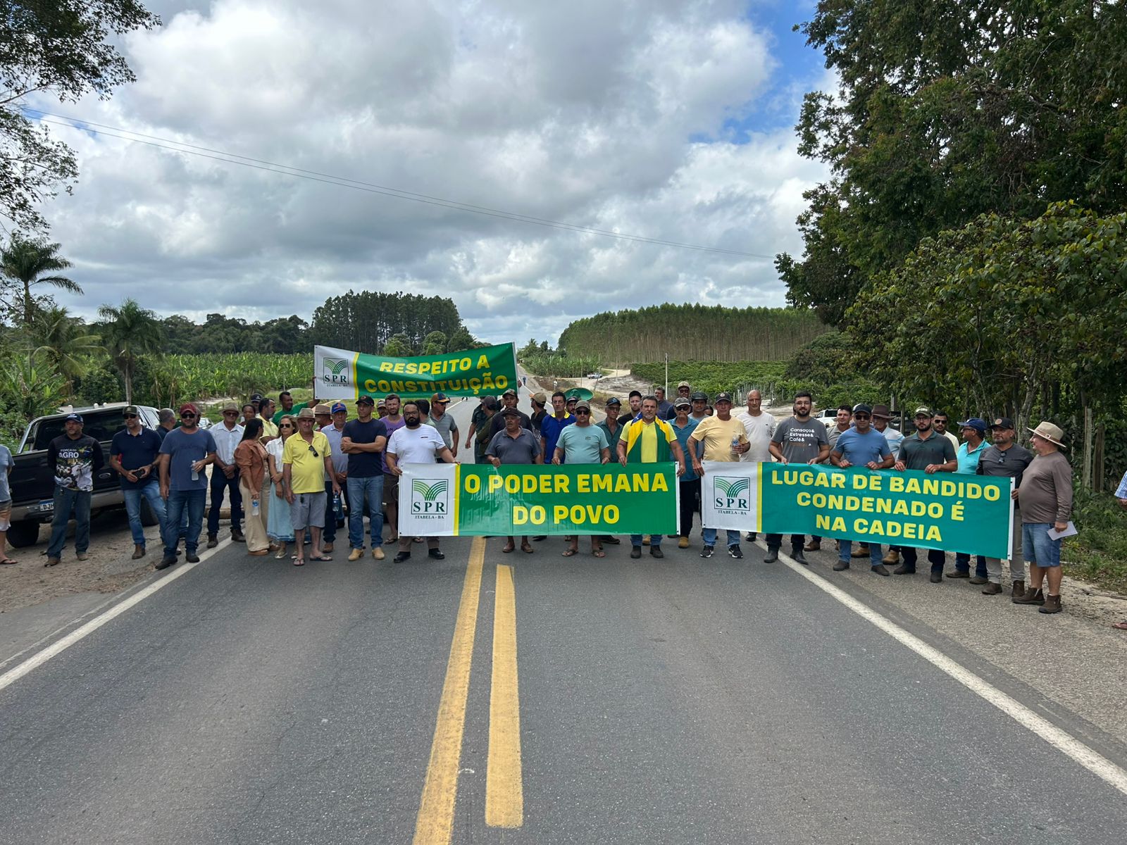 Os manifestantes afirmam que o bloqueio da rodovia é parcial, com liberação do trânsito a cada 10 minutos