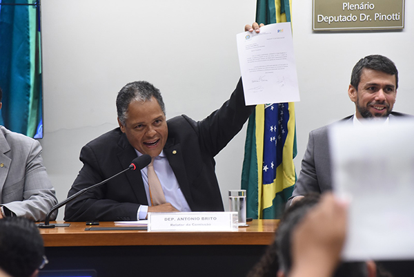 Proposta de Emenda à Constituição (PEC) foi relatada pelo deputado federal Antonio Brito, líder do PSD na Câmara