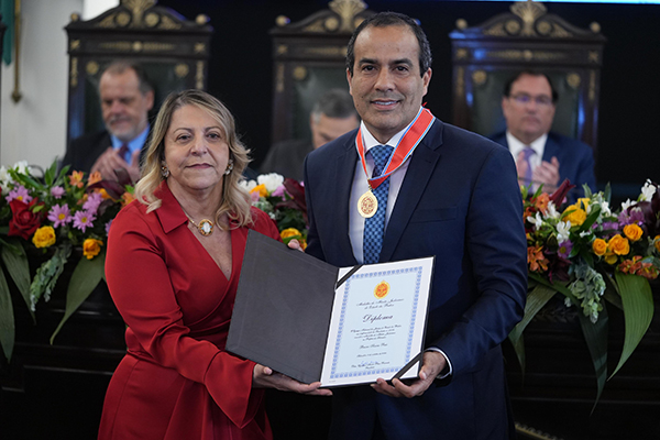 Prefeito Bruno Reis recebeu das mãos da presidente do TJ-BA, desembargadora Cynthia Resende, a Medalha do Mérito Judiciário do Estado da Bahia