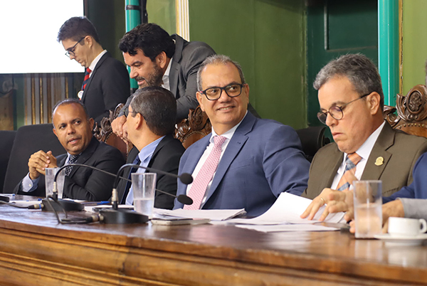 Ao centro, o presidente da Câmara de Vereadores de Salvador, Carlos Muniz (PSDB) Ao centro, o presidente da Câmara de Vereadores de Salvador, Carlos Muniz (PSDB)