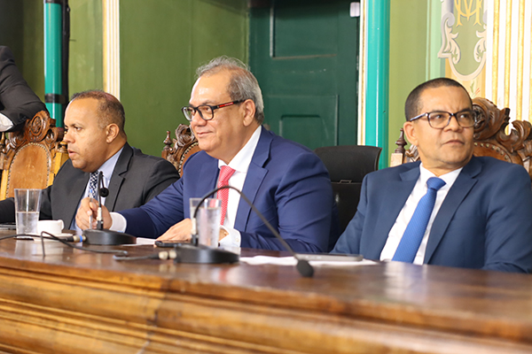 Ao centro, o presidente da Câmara Municipal de Salvador, Carlos Muniz (PSDB)