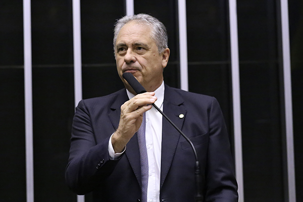 O deputado federal Carlos Zarattini (PT-SP), relator da MP que aumenta impostos para aumentar a arrecadação