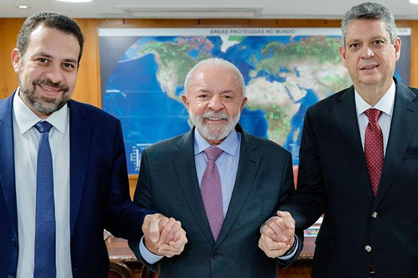 Guilherme Boulos ao lado do presidente Lula e Márcio Macêdo 