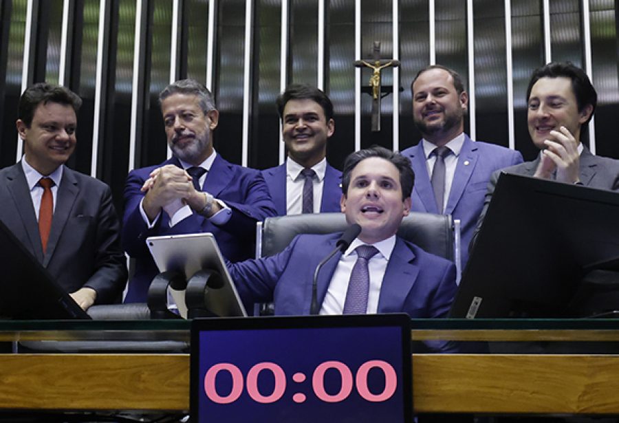 https://politicalivre.com.br/wp-content/uploads/2025/10/hugo-motta_marina-ramos-camara-dos-deputados-900x615.jpg
