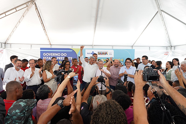 Governador Jerônimo Rodrigues (PT) com o prefeito Luiz Caetano (PT) em agenda em Camaçari