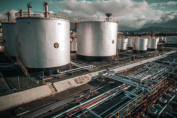 Refinaria de Manguinhos, na zona norte do Rio de Janeiro, operada pela Refit