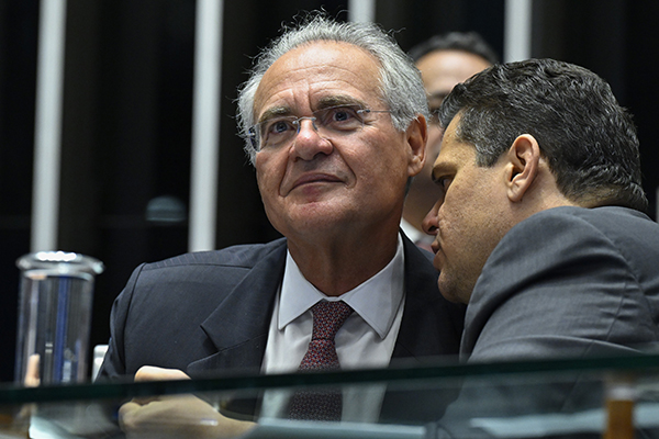 O presidente do Senado, Davi Alcolumbre (União-AP), indica Renan Calheiros como relator do projeto de isenção do Imposto de Renda 