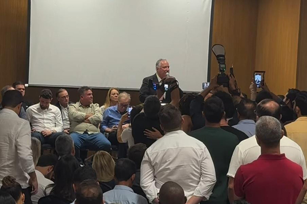 O presidente estadual do Avante, Ronaldo Carletto, comanda reunião do partido