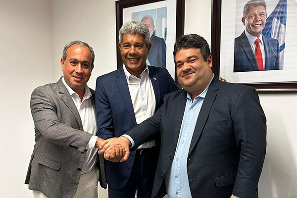 O deputado estadual Vitor Azevedo (PL) , o governador Jerônimo Rodrigues (PT) e o presidente da Câmara de Vitória da Conquista, Ivan Cordeiro (PL)